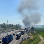 Tragedia sull’A1, scontro tra camion nel Piacentino: autocisterna prende fuoco, morti 2 camionisti [FOTO e VIDEO]