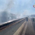 Tragedia sull’A1, scontro tra camion nel Piacentino: autocisterna prende fuoco, morti 2 camionisti [FOTO e VIDEO]