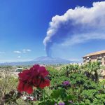 Etna in eruzione, violentissimo parossismo in atto: enorme colonna di cenere verso la costa jonica