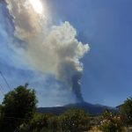 Violento parossismo dell’Etna: cessata la fontana di lava, attivi due trabocchi lavici [FOTO]