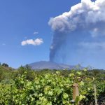 Violento parossismo dell’Etna: cessata la fontana di lava, attivi due trabocchi lavici [FOTO]