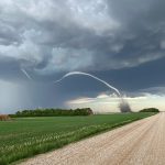 Meteo, spettacolare tornado in Canada: le immagini del vortice minaccioso nelle campagne del Saskatchewan – FOTO e VIDEO