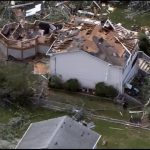 Meteo, violento tornado devasta la periferia di Chicago: oltre 100 case danneggiate e feriti [FOTO e VIDEO]