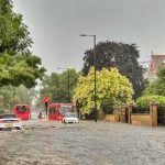 Maltempo, forti piogge a Londra: strade e auto sommerse, circolazione in tilt [FOTO e VIDEO]