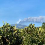 Nuovo parossismo dell’Etna: fontana di lava dal Cratere di Sud-Est, due trabocchi lavici in atto [LIVE]