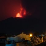 Etna, maestosa fontana di lava e paurosa nube eruttiva alta 11 km: paesi etnei “bombardati” da cenere e pietre vulcaniche [FOTO]