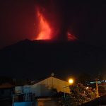 Etna, maestosa fontana di lava e paurosa nube eruttiva alta 11 km: paesi etnei “bombardati” da cenere e pietre vulcaniche [FOTO]