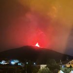 Etna, nuova eruzione da paura nella notte: fontane di lava alte mille metri, “la terra trema senza sosta da un’ora” – LIVE