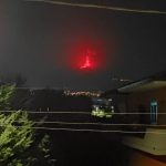 Etna, nuova eruzione da paura nella notte: fontane di lava alte mille metri, “la terra trema senza sosta da un’ora” – LIVE