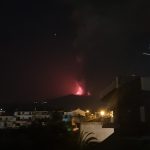 Etna, maestosa fontana di lava e paurosa nube eruttiva alta 11 km: paesi etnei “bombardati” da cenere e pietre vulcaniche [FOTO]