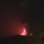 Etna, maestosa fontana di lava e paurosa nube eruttiva alta 11 km: paesi etnei “bombardati” da cenere e pietre vulcaniche [FOTO]