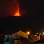 Etna, maestosa fontana di lava e paurosa nube eruttiva alta 11 km: paesi etnei “bombardati” da cenere e pietre vulcaniche [FOTO]