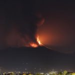 L’Etna fa paura a Catania nella notte: pioggia pietre vulcaniche sulla città, “è un terremoto continuo” – FOTO