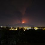 L’Etna fa paura a Catania nella notte: pioggia pietre vulcaniche sulla città, “è un terremoto continuo” – FOTO