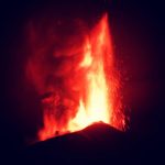 L’Etna fa paura a Catania nella notte: pioggia pietre vulcaniche sulla città, “è un terremoto continuo” – FOTO