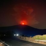 Etna, nuova eruzione da paura nella notte: fontane di lava alte mille metri, “la terra trema senza sosta da un’ora” – LIVE