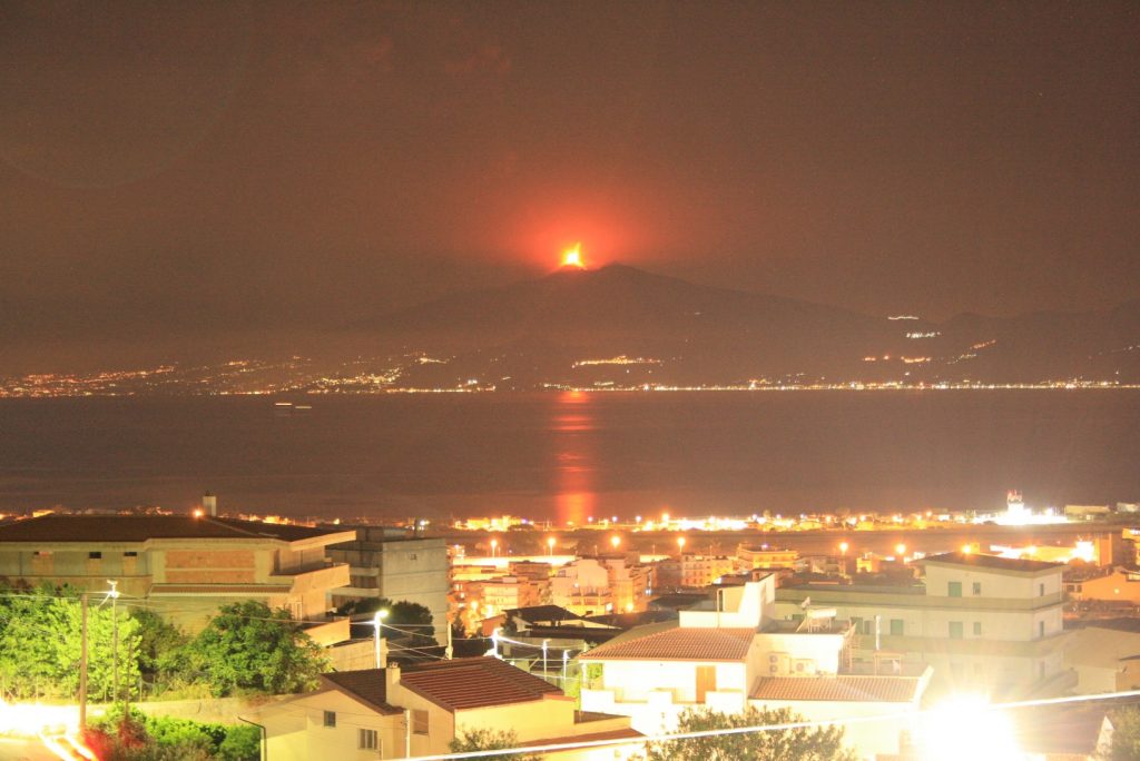 etna in eruzione da reggio calabria