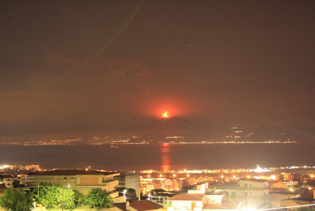 etna in eruzione da reggio calabria