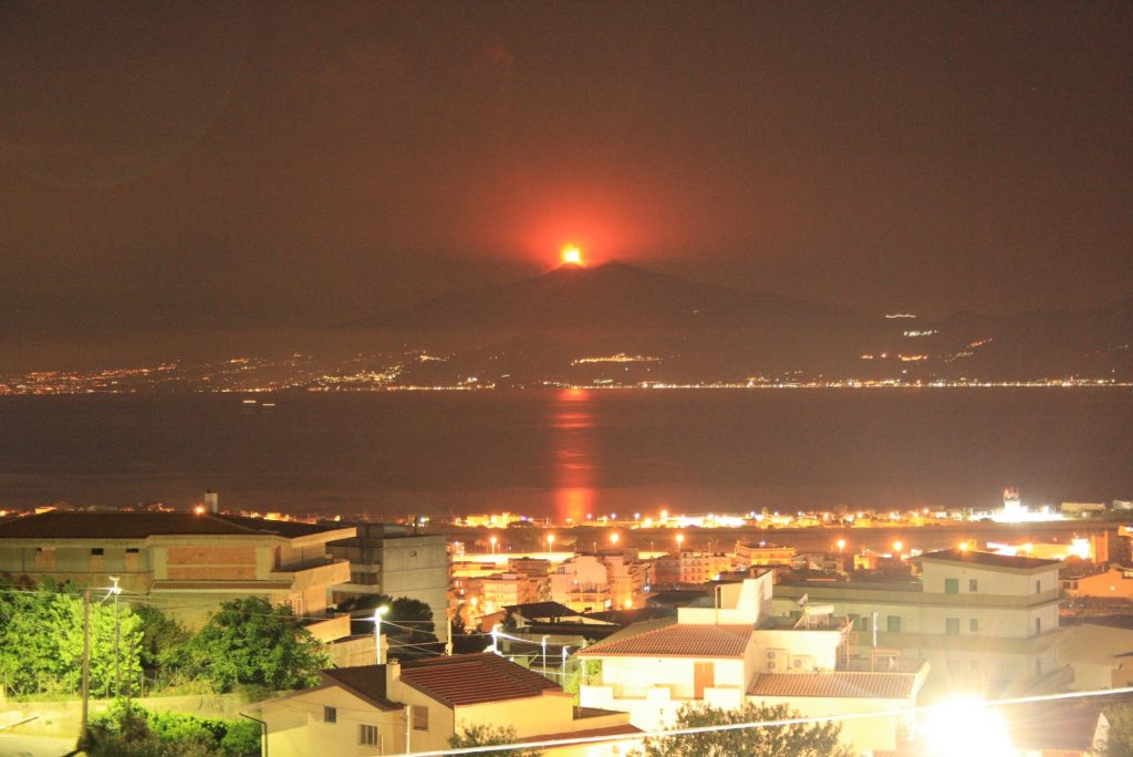 etna in eruzione da reggio calabria