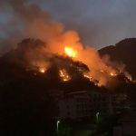 Incendio a Reggio Calabria, il dramma di Oliveto: fiamme tra le case, evacuazioni – FOTO