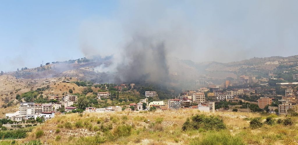 incendio reggio calabria pentimele