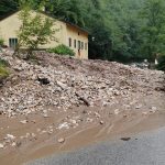 Nubifragi, grandinate e forte vento nella notte in Veneto: strage di alberi e allagamenti, un morto – FOTO