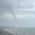 Maltempo, violento tornado devasta Falconara Marittima: ombrelloni e lettini scaraventati lungo la ferrovia, distrutti due stabilimenti – FOTO e VIDEO