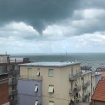 Maltempo, violento tornado devasta Falconara Marittima: ombrelloni e lettini scaraventati lungo la ferrovia, distrutti due stabilimenti – FOTO e VIDEO