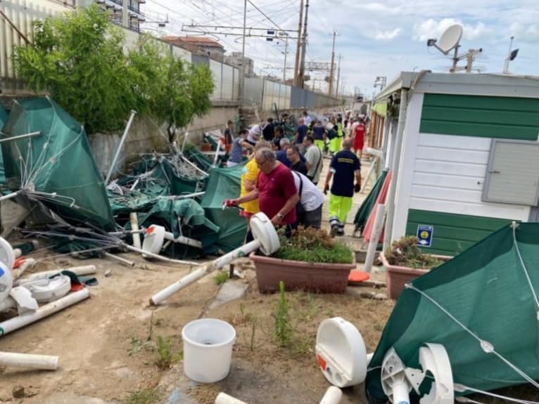 Maltempo violento tornado devasta Falconara Marittima ombrelloni