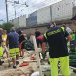 Maltempo, violento tornado devasta Falconara Marittima: ombrelloni e lettini scaraventati lungo la ferrovia, distrutti due stabilimenti – FOTO e VIDEO