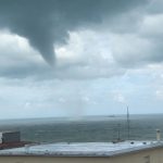 Maltempo, violento tornado devasta Falconara Marittima: ombrelloni e lettini scaraventati lungo la ferrovia, distrutti due stabilimenti – FOTO e VIDEO