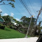 L’uragano Elsa si indebolisce a tempesta tropicale: distruzione ai Caraibi a causa di forti venti, piogge torrenziali e frane [FOTO]