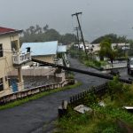 L’uragano Elsa si indebolisce a tempesta tropicale: distruzione ai Caraibi a causa di forti venti, piogge torrenziali e frane [FOTO]