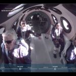 Dai tragici incidenti alla missione impeccabile: il volo Virgin Galactic entra nella storia, ma sarà Jeff Bezos a raggiungere “davvero” lo Spazio [FOTO e VIDEO]