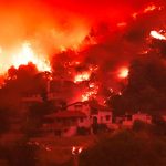 E’ la peggiore ondata di caldo in Grecia da 30 anni, gli incendi a Eubea non si fermano: il cielo notturno è rosso da giorni [FOTO]