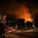 Ancora punte di +45°C in Grecia, continua la lotta agli incendi: blackout ad Atene, Olimpia salva per ora – FOTO