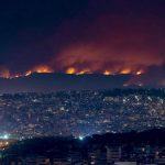 Temperature torride e incendi, “situazione estremamente critica” in Grecia: 16 ricoverati, impegnati centinaia di vigili del fuoco [FOTO]