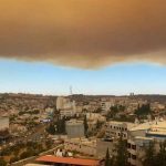 Incendio divampa in Israele, case in fiamme nell’area di Gerusalemme: enorme nube di fumo avvolge la capitale e oscura il sole [FOTO e VIDEO]