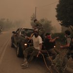 E’ la peggiore ondata di caldo in Grecia da 30 anni, gli incendi a Eubea non si fermano: il cielo notturno è rosso da giorni [FOTO]