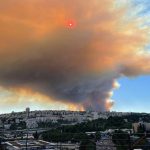 Incendio divampa in Israele, case in fiamme nell’area di Gerusalemme: enorme nube di fumo avvolge la capitale e oscura il sole [FOTO e VIDEO]