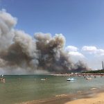 Vasto incendio a Pescara, scene drammatiche: le fiamme raggiungono le case, centinaia di evacuati e feriti – LIVE