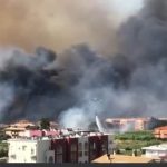 Vasto incendio a Pescara, scene drammatiche: le fiamme raggiungono le case, centinaia di evacuati e feriti – LIVE