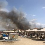 Vasto incendio a Pescara, scene drammatiche: le fiamme raggiungono le case, centinaia di evacuati e feriti – LIVE