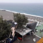 Maltempo in Calabria, violento downburst a Falerna: danneggiati lidi e ristoranti, ombrelloni e gazebo finiscono sulla provinciale – FOTO e VIDEO