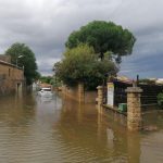 Storica alluvione in Francia, oltre due mesi di pioggia in qualche ora nel Gard: un disperso e tanta devastazione – FOTO e VIDEO