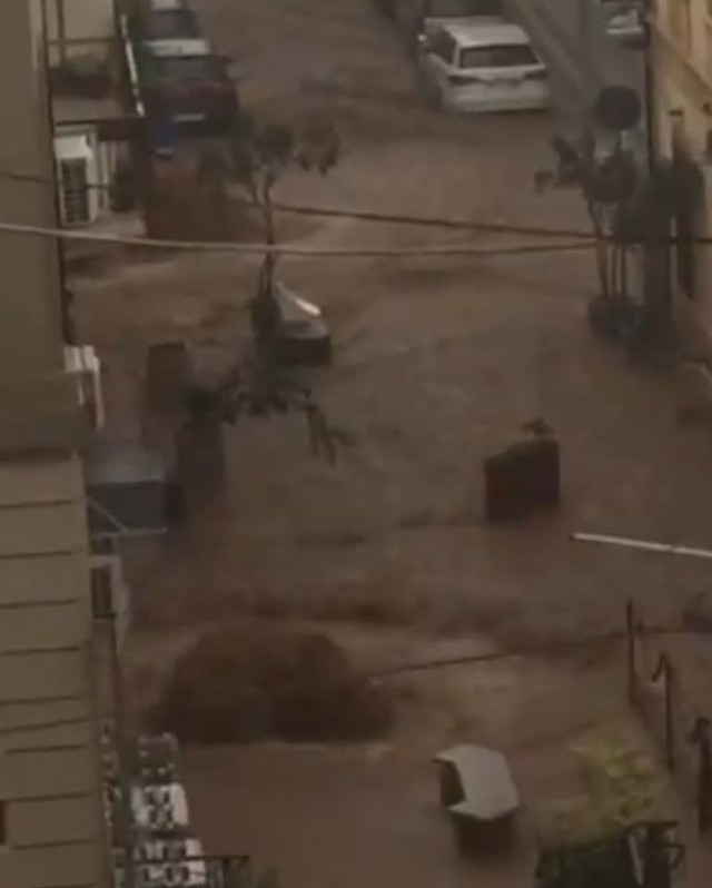 maltempo in calabria alluvione a soverato caduti 107mm di pioggia in poco piu di un ora gravi allagamenti foto e video