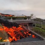 Eruzione del vulcano Cumbre Vieja a La Palma, la lava continua ad avanzare: “un centinaio di case danneggiate”, l’isola si è sollevata di 15 cm. Le IMMAGINI in diretta