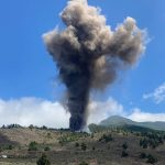 Erutta il vulcano Cumbre Vieja a La Palma: fiume di lava verso il villaggio di El Paso, evacuazioni – FOTO e VIDEO