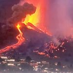 Spettacolare eruzione del Cumbre Vieja alle Canarie, la lava si avvicina alle case: migliaia di evacuati a La Palma – FOTO e VIDEO