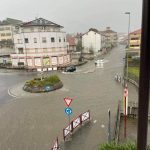 Maltempo, picchi di oltre 130mm in Piemonte: allagamenti e danni ai tetti a Isola Sant’Antonio – FOTO